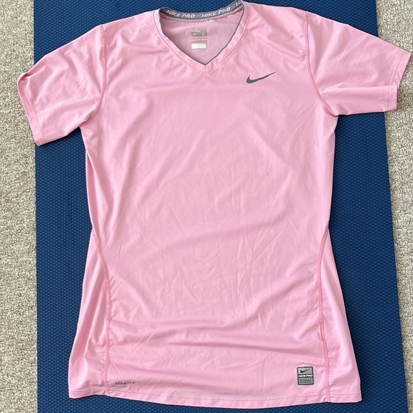 Nike Fit , top almost like new - Picture 1 of 3